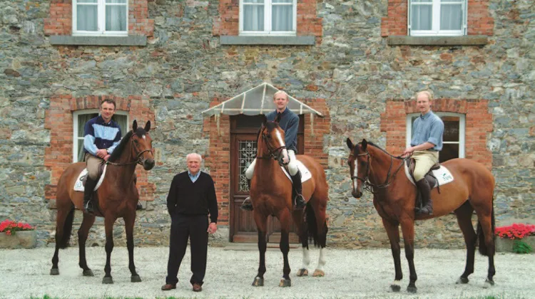 Bertrand, Alexis, Hubert et Alain Pignolet posent au haras d’Elle en 2012.