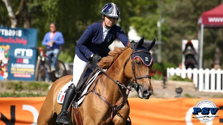 Nina Mallevaey et Solitude au Vent sont passées à rien de la victoire ce matin à Fontainebleau.