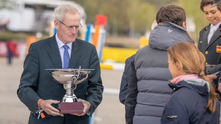 À l’occasion de GRANDPRIX Classic, à Fontainebleau, John P. Roche, directeur saut d’obstacles de la FEI, était venu observer les futures générations