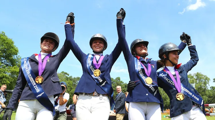 Les Juniors sur la plus haute marche du podium l'an dernier à Fontainebleau.
