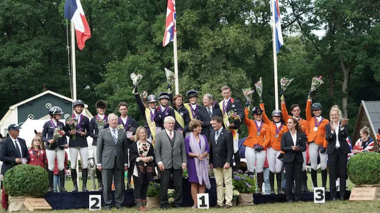 Le podium des Jeunes Cavaliers avec les Bleus sur la deuxième marche.