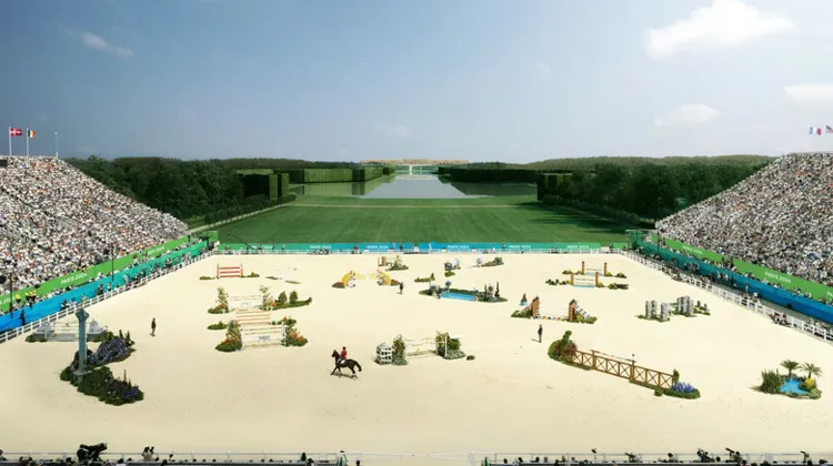 Vue du futur stade équestre olympique de Versailles en pleine épreuve de saut d'obstacles. Au fond, on distingue le magnifique château du Roi-Soleil.
