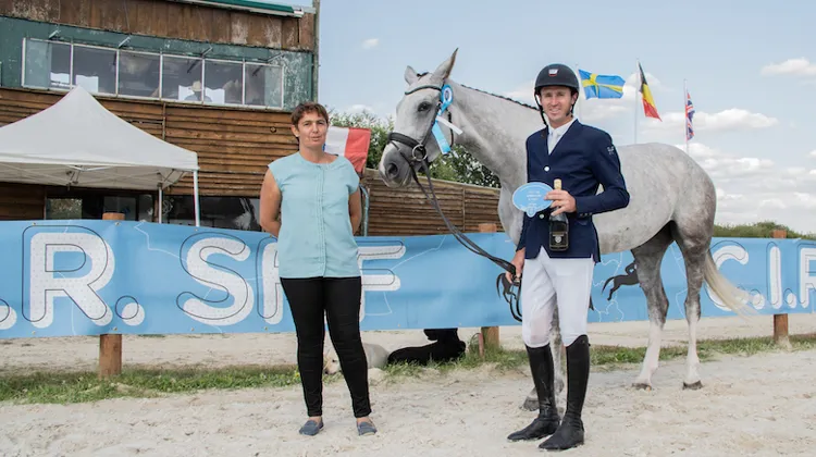 Thomas Carlile et Étoile de Beliard à la remise des prix.