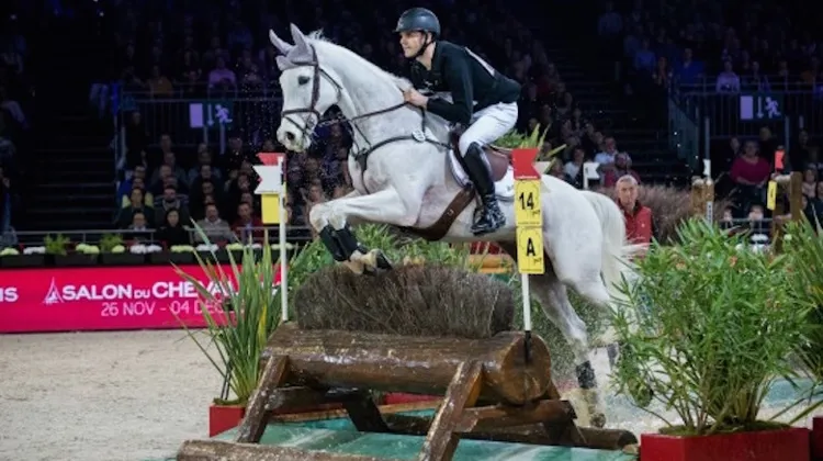 Sidney Dufresne et Looping de Buissy ont pris beaucoup de plaisir sur le cross indoor du Salon du cheval, samedi.