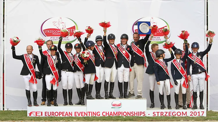 Le podium, composé des équipes britannique, allemande et suédoise