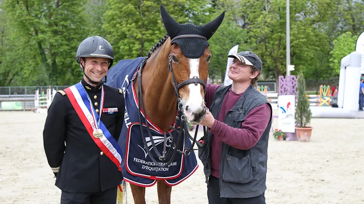 Thibaut Vallette Champion de France 2019 avec son team, Qing et Yann