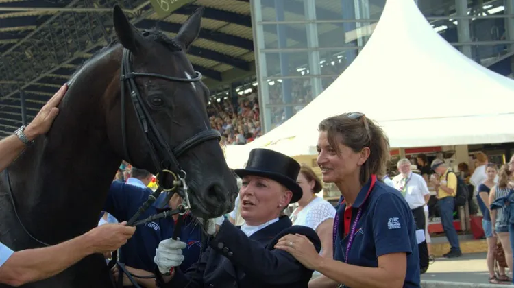 Pendant deux jours, Emmanuelle Schramm n'a pas quitté ses cavaliers, comme ici lors de la sortie de piste de Karen Tebar.