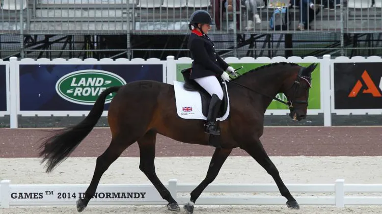 Natasha Baker, championne d'Europe 2013 en grade II, en selle sur Cabral