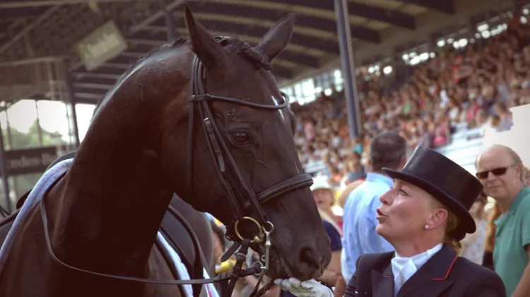 Karen Tebar félicite Don Luis en sortie de piste, lors des championnats d'Europe d'Aix-la-Chapelle où le couple a terminé dixième.