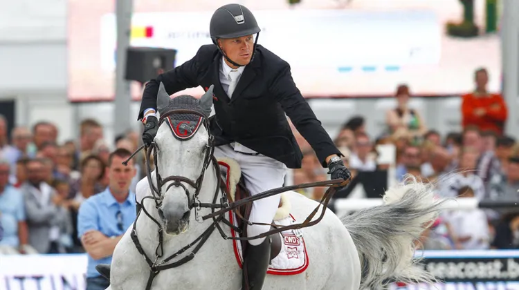 Chaque soir, une personnalité du saut d'obstacles analyse l'épreuve de la journée.