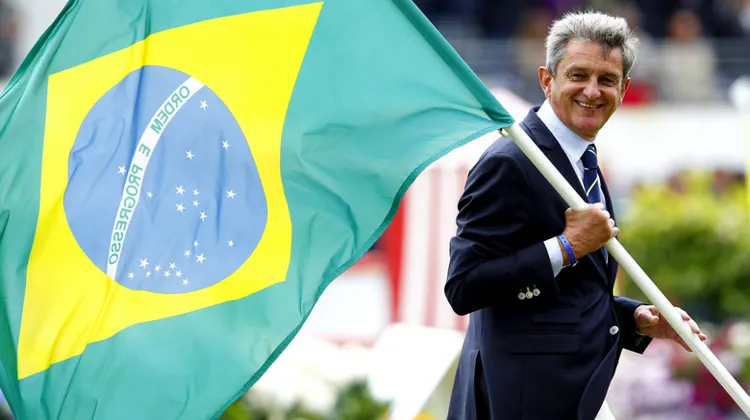 Chaque soir, une personnalité du saut d'obstacles analyse l'épreuve de la journée.