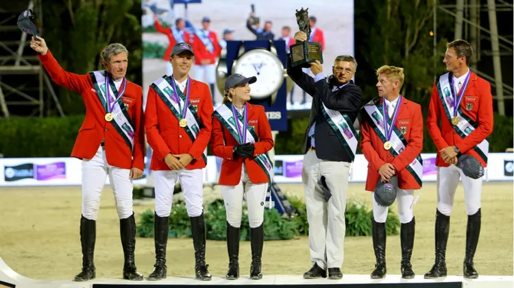 Ludger Beerbaum, Christian Ahlmann, Janne Friederike Meyer-Zimmermann, Marcus Ehning et Daniel Deuter entourent  leur chef d'équipe Otto Becker.