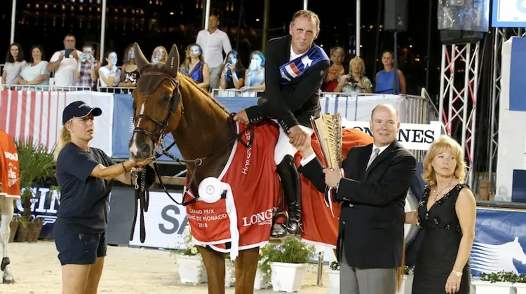 Shane Breen reçoit la coupe des mains du Prince Albert de Monaco