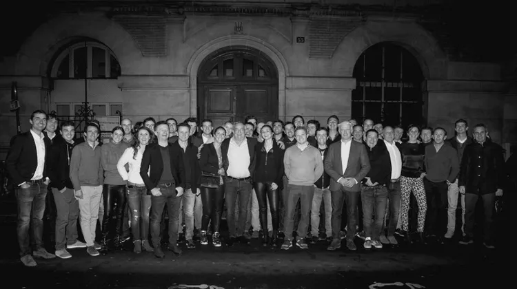 Philippe Guerdat entouré de ses cavaliers de l'équipe de France.