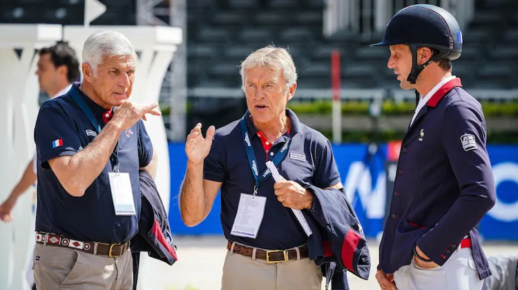 À gauche, Thierry Pomel est aux côtés de l'un des formateurs de l'équipe de France Henk Nooren et de Kevin Staut.