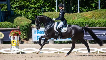 Semmieke est ici en selle sur Dissertation FRH, surnommée Daisy, lors des championnats d'Europe Jeunes Cavaliers de San Giovanni en 2019.