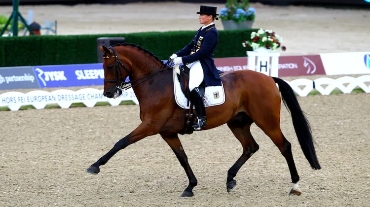 Isabell Werth et Don Johnson ont brandi la coupe aujourd'hui dans la Reprise Libre en Musique du CDI-W de Neumunster