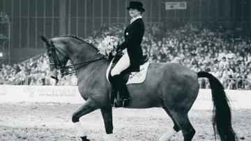 Anne-Grethe Jensen et Marzog, premiers lauréats de la finale de la Coupe du monde en 1986.