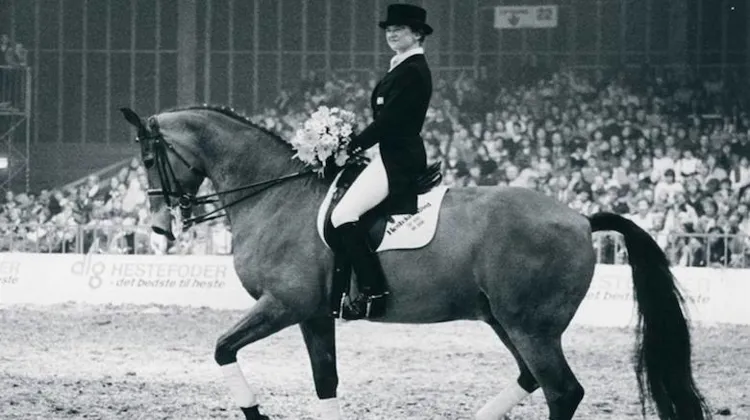 Anne-Grethe Jensen et Marzog, premiers lauréats de la finale de la Coupe du monde en 1986.