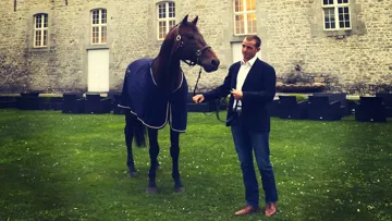 Les personnalités présentes au château de Modave ont pu saluer le cavalier, mais aussi le cheval médaillé d'argent à Aix-la-Chapelle.
