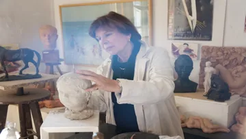 L’artiste pose ici dans son atelier.