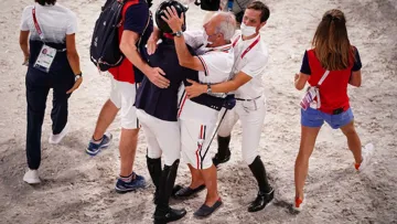 Thierry et Nicolas Touzaint embrassent Christtopher Six, qui a mis quelques instants à réaliser ce qu’il venait d’accomplir.