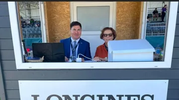 Raphaël Saleh est ici aux côtés de Monica Drom, secrétaire de juge très expérimentée qui l'a assisté pendant les championnats d'Europe