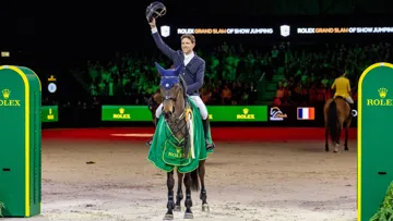 Ici avec Cayman Jolly Jumper lors de sa victoire à dans le Grand Prix de Bois-le-Duc, Simon Delestre a réintégré le top dix mondial.