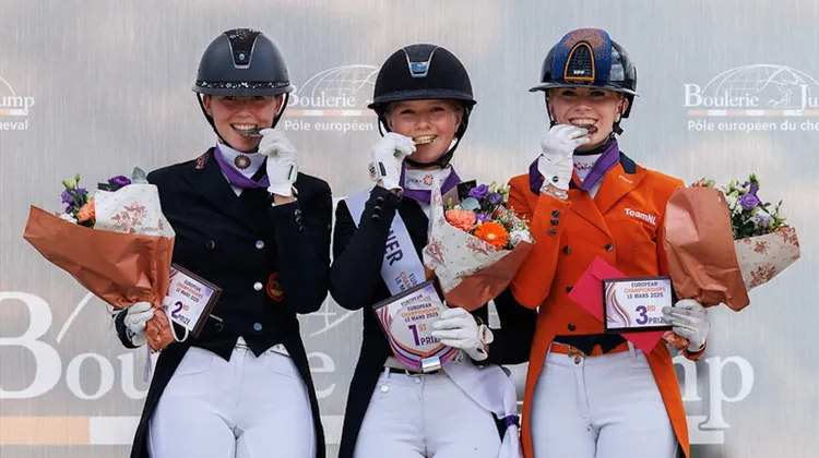 Le podium individuel de dressage Junior: en or, Julie Sofie Schmitz-Heinen (Allemagne) et Attractive. En argent, Maria Teresa Pohl (Allemagne) et Diaton FRH. En bronze: Dominique van Dalsen (Pays-Bas) et Just Johnson. 