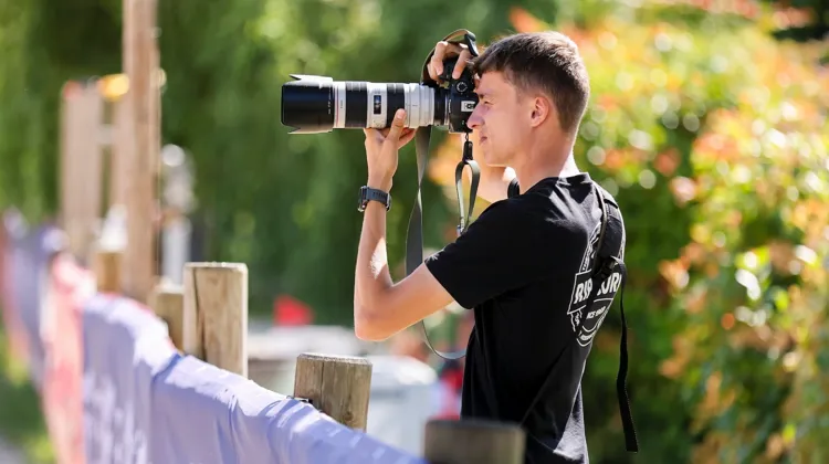 Âgé de vingt et un ans, Pierre de Coninck est un jeune photographe prometteur, qui arpente régulièrement les plus beaux terrains de compétition.