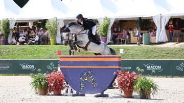 Du 28 au 31 août, la piste de Mâcon-Chaintré accueillera la neuvième étape du circuit Grand National FFE-AC Print de saut d'obstacles 2025. 