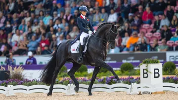 Charlotte Fry et Glamourdale succèdent à Isabell Werth et Bella Rose 2, lauréates du Spécial des Mondiaux de Tryon, en 2018. 