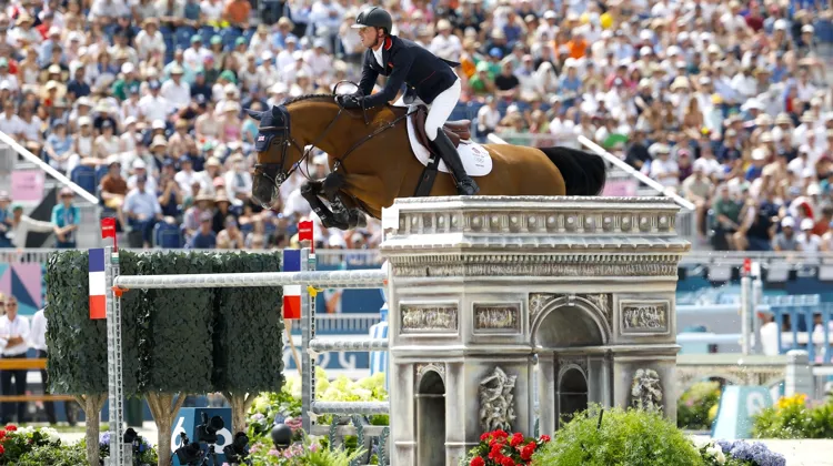 Dallas Vegas Batilly et Ben Maher lors des Jeux olympiques de Paris, l’été passé. 