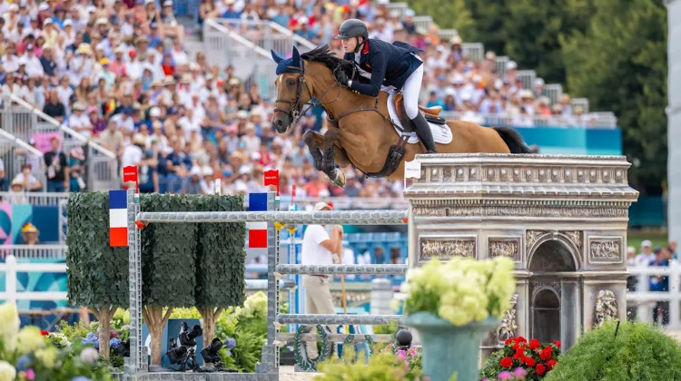 Douze ans après son père Peter, Harry Charles est lui aussi entré dans la légende en 2024 en décrochant l’or olympique par équipes, à Versailles. 