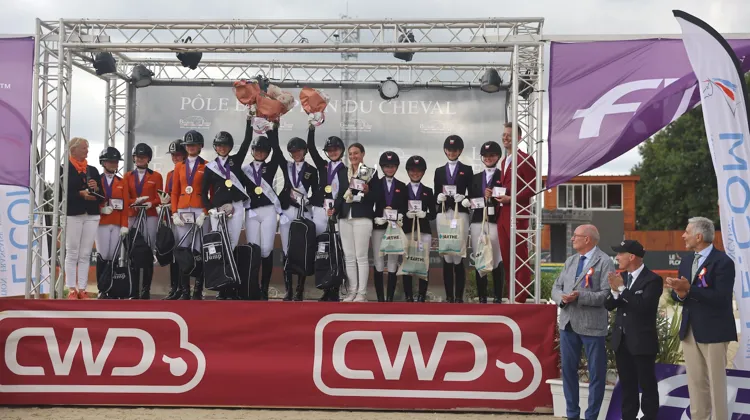 Le podium des championnats d’Europe de Dressage Poney au Boulerie Jump : les Allemandes, les Néerlandaises puis les Danoises. 