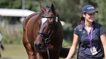 À vingt ans, Louella Le Moigne vit son rêve de côtoyer l’univers du sport de haut niveau à travers son métier de groom. 