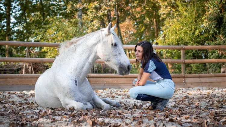Âgée de vingt-trois ans, Apolline Loubradou fait partie de cette nouvelle génération de cavalières qui esquissent une nouvelle vision de l’équitation. 