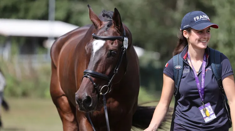 À vingt ans, Louella Le Moigne vit son rêve de côtoyer l’univers du sport de haut niveau à travers son métier de groom. 