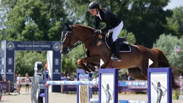 À Gassin, Vitalhorse Fleur d'OZ et Alexa Ferrer se sont brillamment imposées dans le Grand Prix.