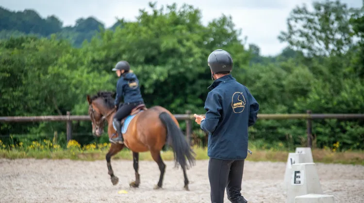 Enseigner l’équitation, partager sa passion du cheval et évoluer dans un cadre privilégié : un métier qui a du sens.