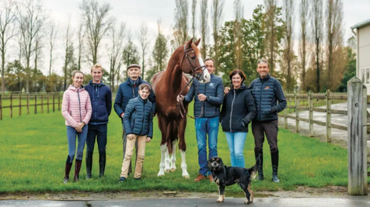 L’histoire d’Ermitage Kalone, ici entouré d’Ines van Dijck, Gilles Thomas, Marcel van Dijck, Nathan van Dijck, Joris van Dijck, Karin Devos et Marc van Dijck, est aussi une histoire de famille. 