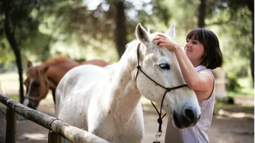 Jeunes femmes de moins de trente ans, Charlotte Davico (ici en photo) et Océane Charrier incarnent une nouvelle génération de monitrices qui tentent de repenser le modèle des centres équestres. 
