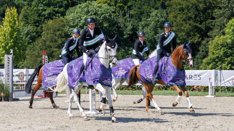 L'équipe d'Allemagne triomphante dans la Coupe des nations. Nicolai Aldinger et Timmo; Calvin Böckmann et The Phantom Of The Opera; Libussa Lübbeke et Caramia; Arne Bergendahl et Luthien NRW. 
