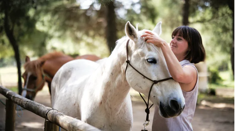 Jeunes femmes de moins de trente ans, Charlotte Davico (ici en photo) et Océane Charrier incarnent une nouvelle génération de monitrices qui tentent de repenser le modèle des centres équestres. 