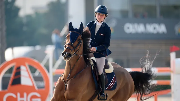 Leona Mermillod-Baron sur Legend dans une épreuve à 1,40m réservée aux sept ans à Oliva 