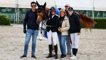 Helena Stormanns est ici aux côtés de Nina Mallevaey et son entourage lors de sa victoire dans le Grand Prix 3* de Kessel, avec My Clementine.
