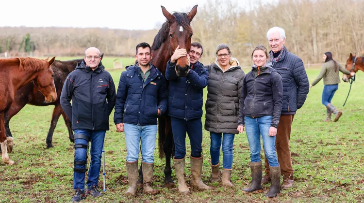 La famille de Nantuel au complet avec, de gauche à droite : Benoît Coulon, responsable d’élevage, Elliott, Arthur et Marie-Laure Deuquet, Ericka Delaye, qui a suppléé Benoît cet hiver, et Jacques Gouin.