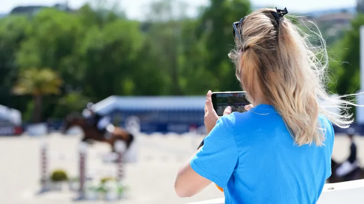 Audrey Morandat prend soin des chevaux de Simon Delestre
