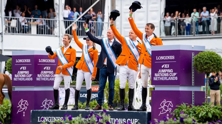 L'équipe néerlandaise entourant son chef d'équipe Jos Lansink. 