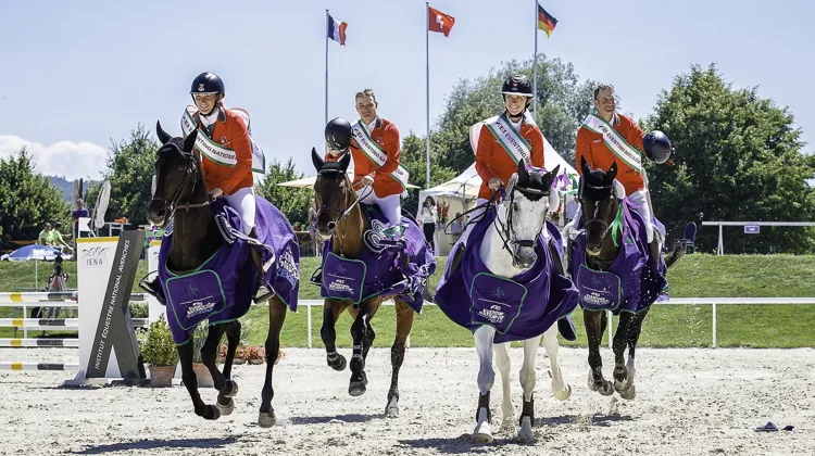 La Suisse défile en tête du tour d'honneur de la Coupe des nations d'Avenches.